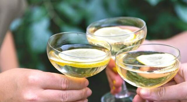 Champagnedrink med fläder och citron