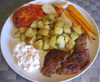 Grillbiffar med stekt potatis och grillgrönsaker