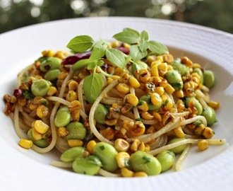 Chilipasta med grillad majs och edamamebönor