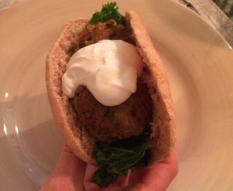 Falafel med hemmagjorda dinkelpitabröd, grönkålssallad & sesamyoghurt