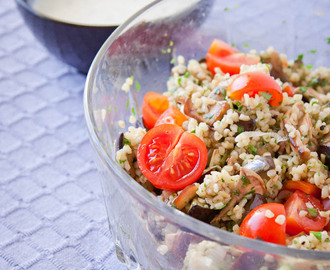 Bulgursallad med Aubergine, Svamp och Yoghurt- & Fetaostdressing