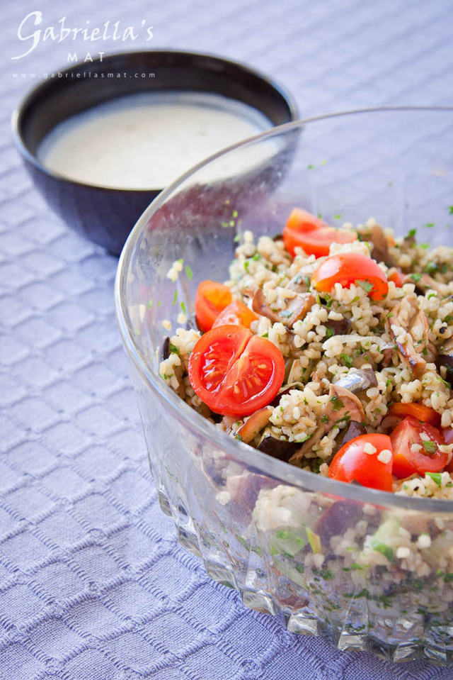 Bulgursallad med Aubergine, Svamp och Yoghurt- & Fetaostdressing