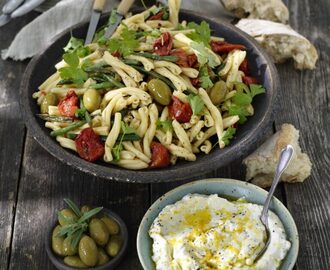 Pastasallad till picknick med vispad fetaostdipp