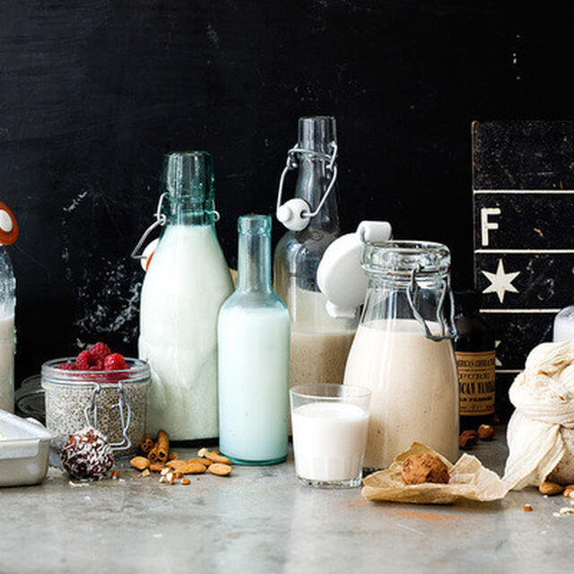 Hasselnötsmjölk med dadlar och vanilj