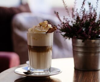 Varma kaffedrinkar för kyliga dagar