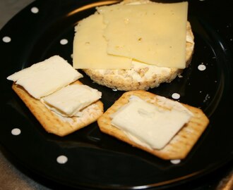 'Schex' (Kex) med brie och prästost