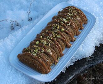 Mjuk pepparkaka med kola och pistagenötter