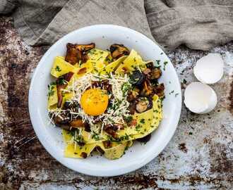 Pappardelle med pancetta, brynt svamp, äggula och pepparrot