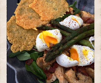 KYCKLINGSALLAD MED BACON, SPARRIS OCH POCHERAT ÄGG