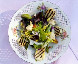 Halloumi med sallad på grillad sparris, nektariner och färsklök samt vitlöksdressing