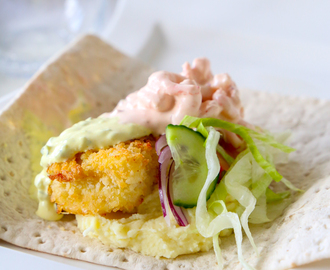 Tunnbrödsrulle med panerad fisk, räksallad, remouladsås och potatismos