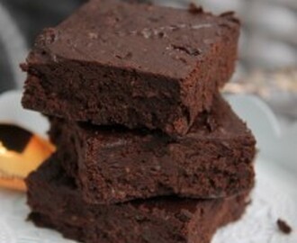 Black bean chiabrownie eller på ren svenska; glutenfria brownies med svarta bönor och chiafrön.