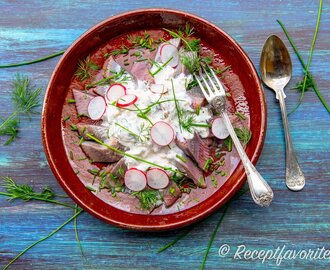 Matjessill med crème fraiche, äpple och dill