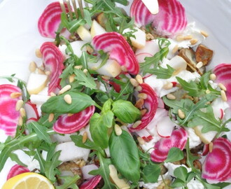 Sallad på gryn, jordärtskocka, nashi päron, buffelmozzarella