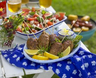 Grillade färsspett med grekisk sallad