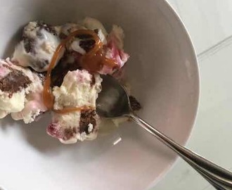 Linns hemmagjorda "Ben och Jerrys" med kladdkaka och hallon utan glassmaskin. 