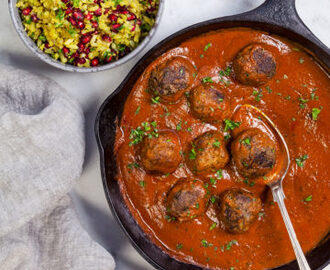 Indiska köttbullar i tikka masalasås med blomkålsris