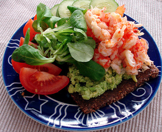 Kräftstjärtar och avokado på rågbröd