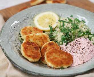 Friterad fetaost med örtig couscous och rödbetstsatsiki