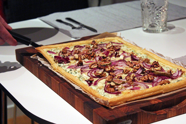 Pizza bianca med valnötter och fikon