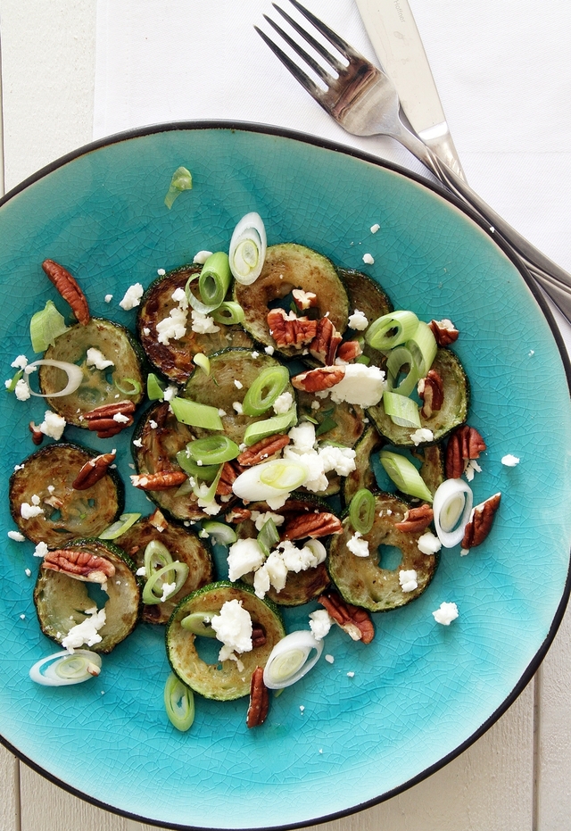 Vårkänslor: zucchini med fetaost, pecannötter och salladslök