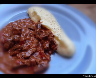 Köttgryta med paprika och smetana samt potatispuré