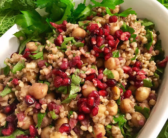 Var dags gröna mat -  Bulgursallad med rostade kikärtor och granatäpple