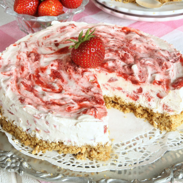 Fryst jordgubbscheesecake tårta