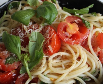 Pasta med tomater och basilika