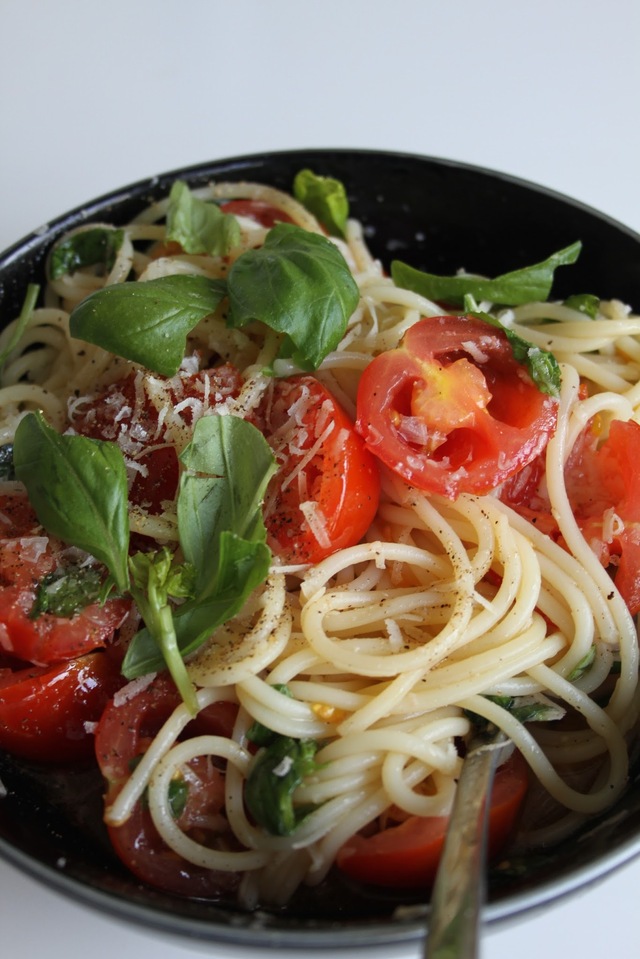 Pasta med tomater och basilika