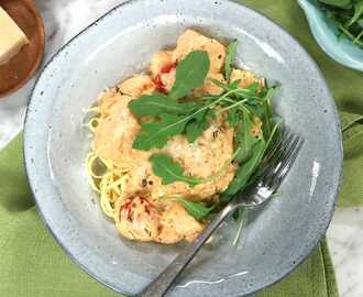 Krämig laxpasta med tomat och örter