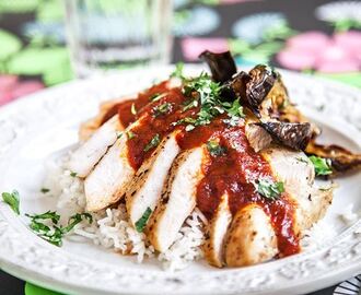 Kyckling i spansk tomatsås med stekt aubergine och padronchili