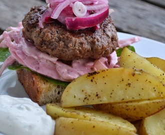 Hamburgare med snabbpicklad rödlök och lingoncoleslaw med ingefära