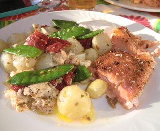 Potatissallad med ugnsbakade tomater, sockerärtor och mozarella