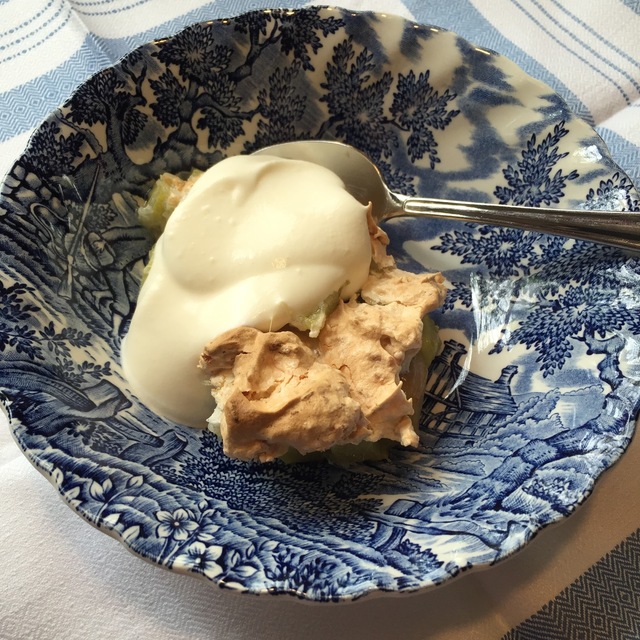 Frasig rabarberefterrätt med  glutenfri "smulmaräng"