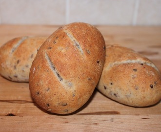 Kalljästa små frukostbröd med kli och linfrö