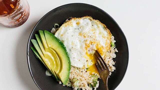 Rice Bowl med stekt ägg och avokado