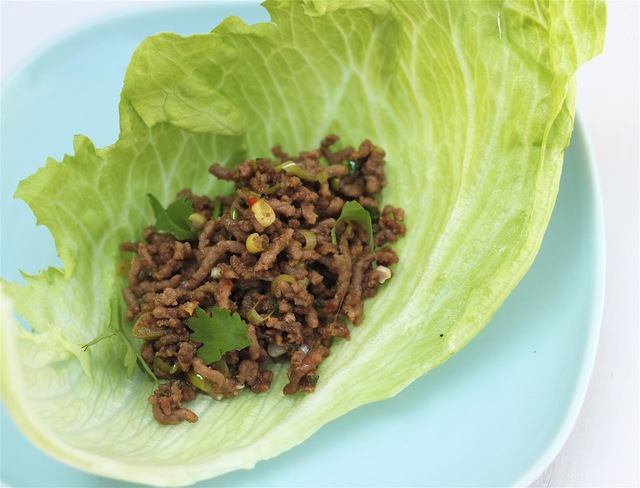 Thaikryddad köttfärs i salladsblad