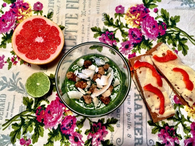 Grön smoothie med spenat och grapefrukt