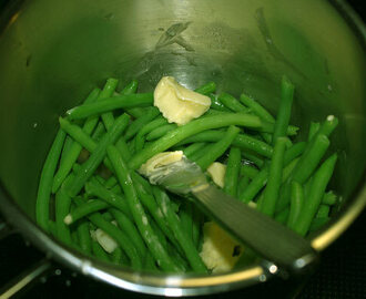 Smör och vitlöksslungad haricots verts