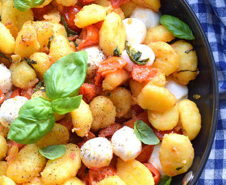 Smörstekt gnocchi med färska tomater och mozzarella