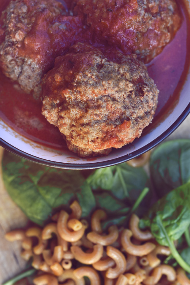 Mozzarellafyllda frikadeller med glutenfri kikärtspasta