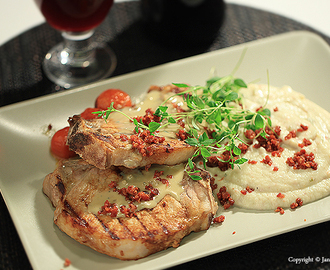 Fläskkotletter med Gorgonzolaostsås & blomkålspuré med baconströssel