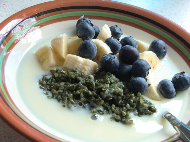 Hälsofrukost med nässel- och bovetegröt, plus grovt glutenfritt bröd med örtig äggröra