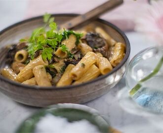 Krämig pasta med jordärtskocka, grönkål och svamp