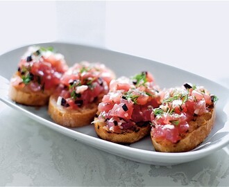 Bruschetta med marinerad färsk tonfisk, rödlök och svarta oliver. En perfekt liten förrätt.