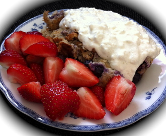 Ugnsbakad frukostkaka med smak av vanilj, kokos och blåbär