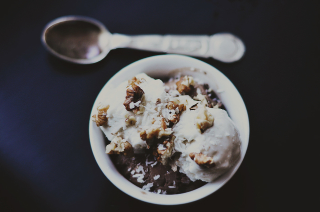 frozen yoghurt med choklad-jordnötssmör och banansmak.