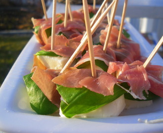 Italienska drömsnacks med mozarella basilika och parmaskinka.