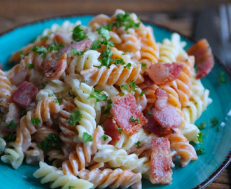 Pasta med ost & knaperstekt sidfläsk